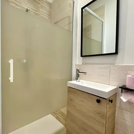 Small Ac & Clim - Near Center Apartment *